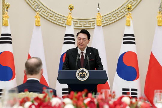 윤석열 대통령이 24일 청와대 영빈관에서 열린 안제이 두다 폴란드 대통령 환영 국빈 만찬에서 인사말을 하고 있다. <대통령실 제공>